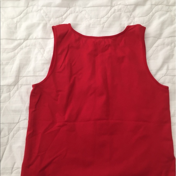Activewear top in red. - Picture 4 of 4