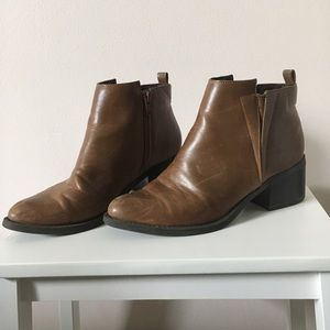 Topshop brown pointed toe Chelsea boot 7