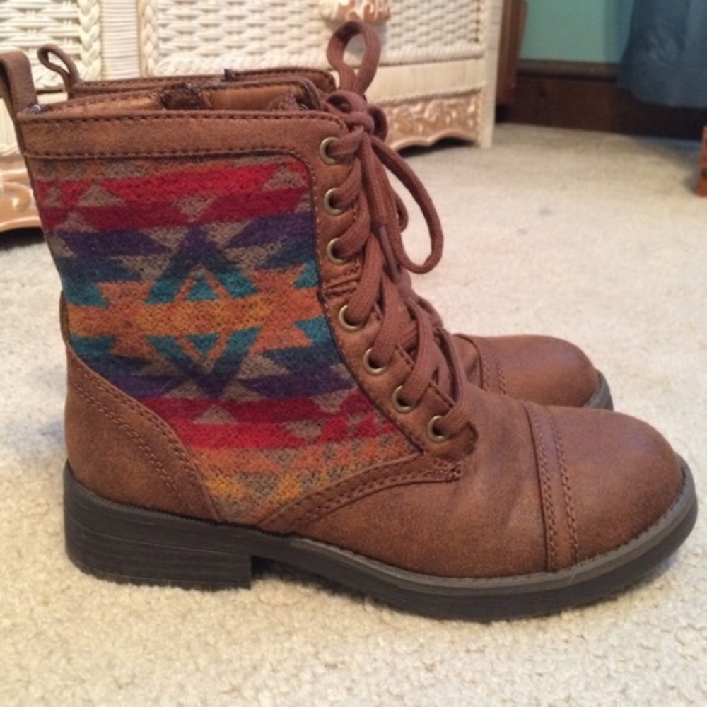 Size 6 Mossimo boots