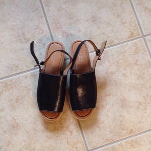 Naturalized black sandals