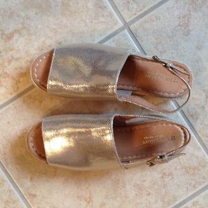 Naturalized gold sandals