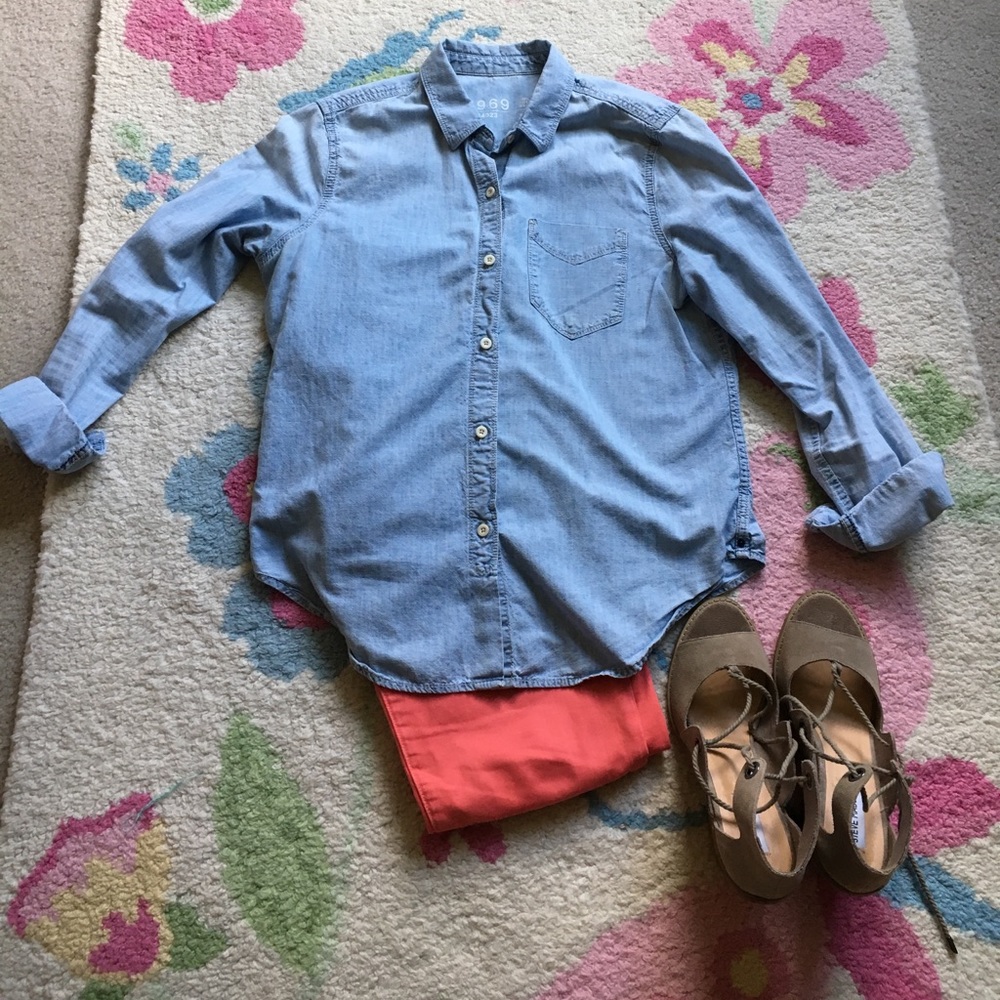 Gap Chambray button down shirt