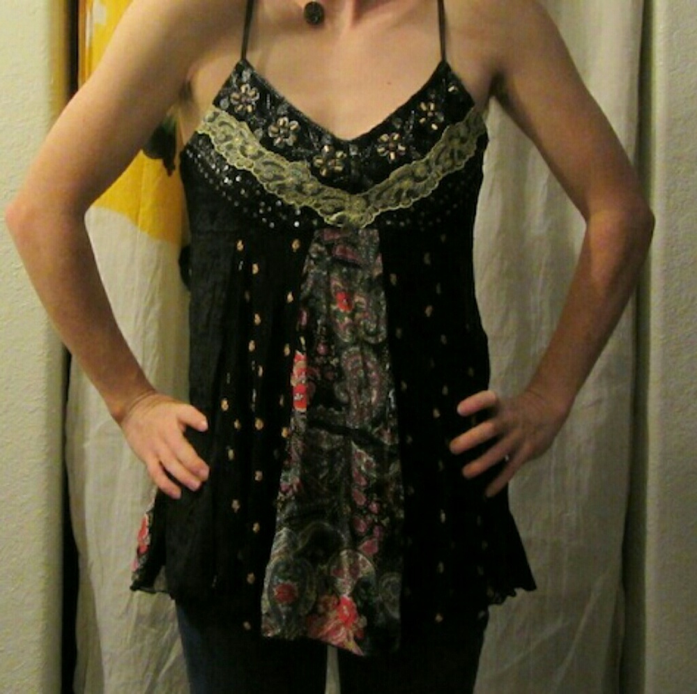 FLASH SALE! Detailed flowy top