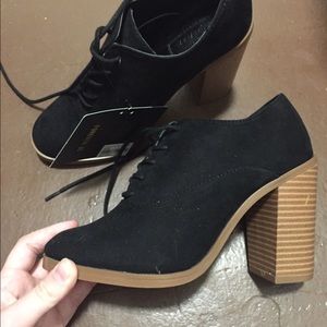 Black wedges