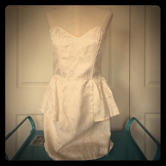 Beautiful medium gold and ivory strapless dress - Picture 5 of 6