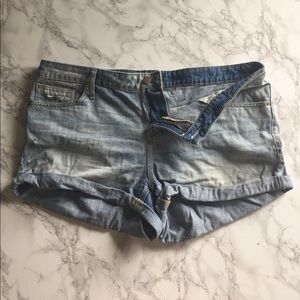 GAP 1969 distressed denim short