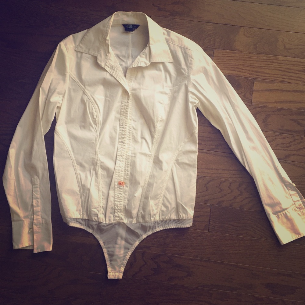 White button down long sleeve body shirt