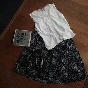 Ladies White top & Daisy Skirt- 12/XL