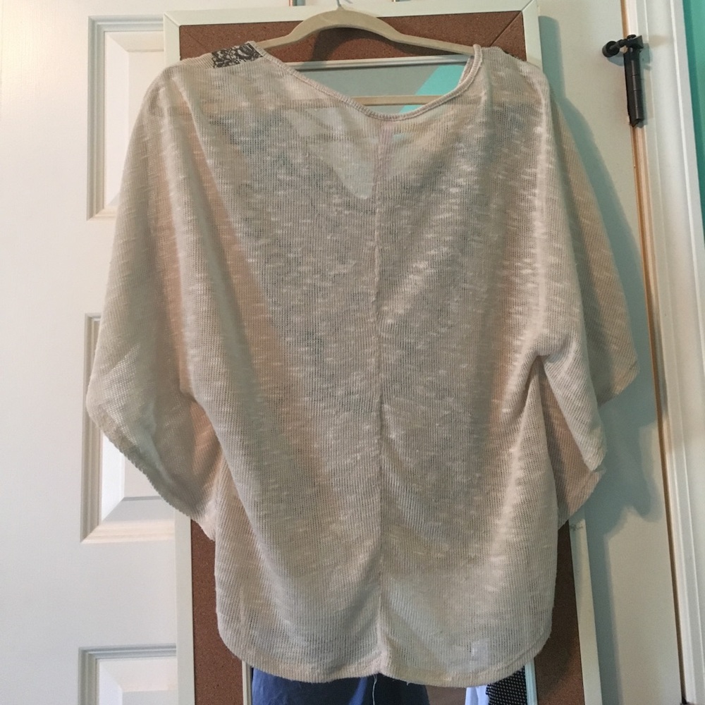 Light blouse with pattern - Picture 2 of 2