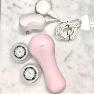 Clarisonic mia w/2 brand new brush heads & charger
