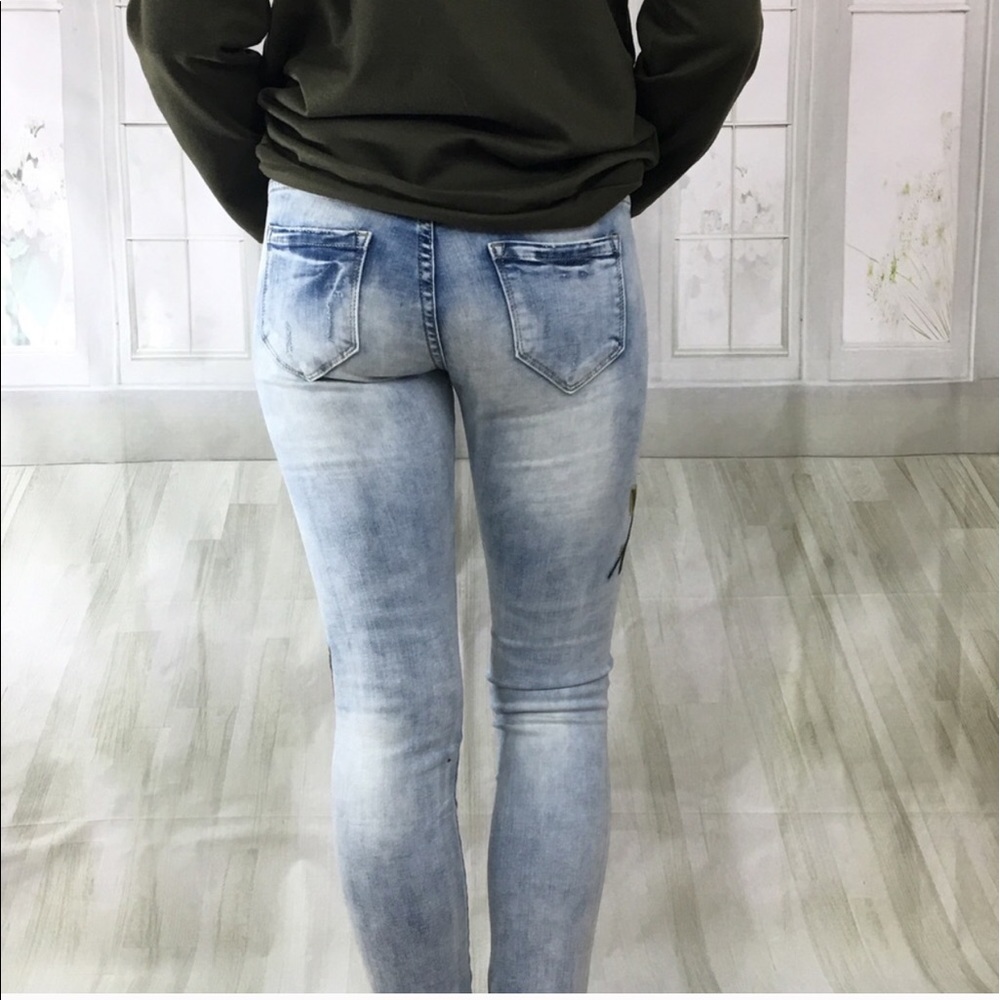 Distressed Embroidered Jeans - Picture 7 of 8