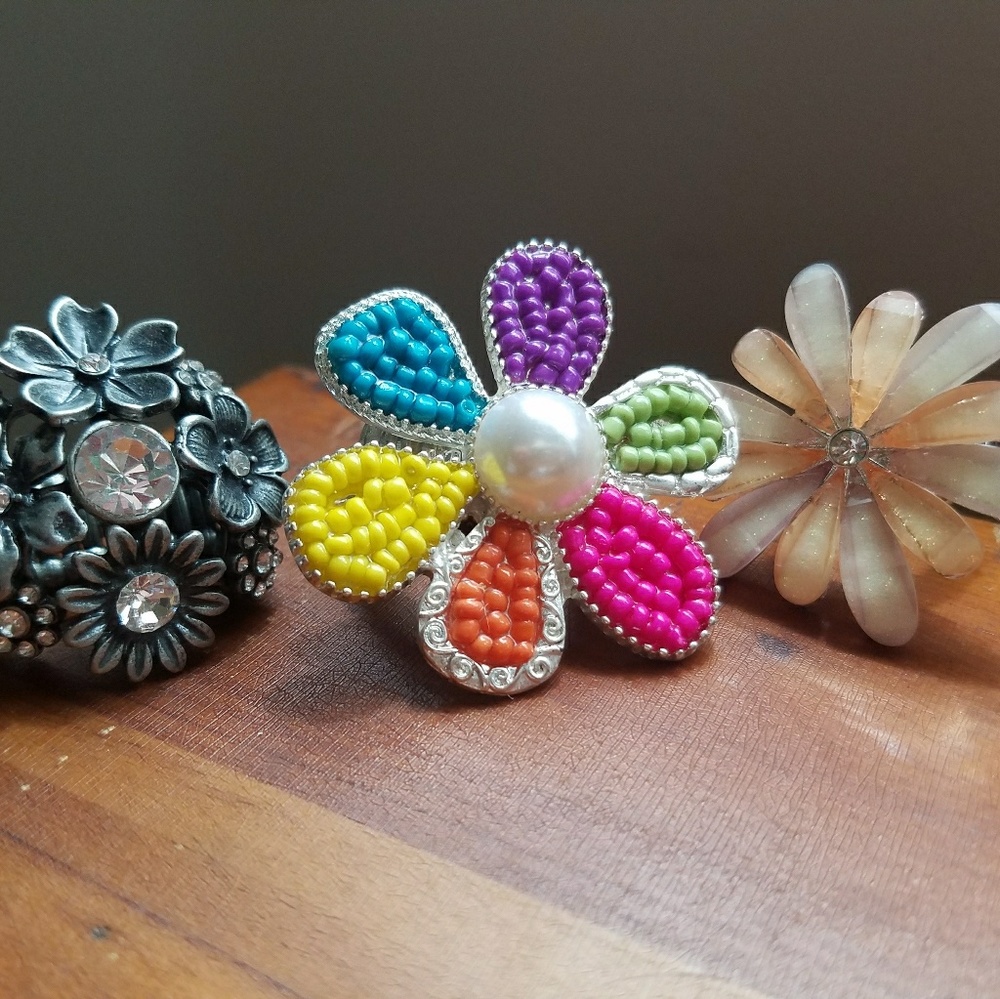 Set of three large Daisy stretch rings