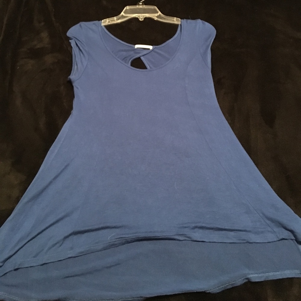 Short sleeve long blue shirt with opened back