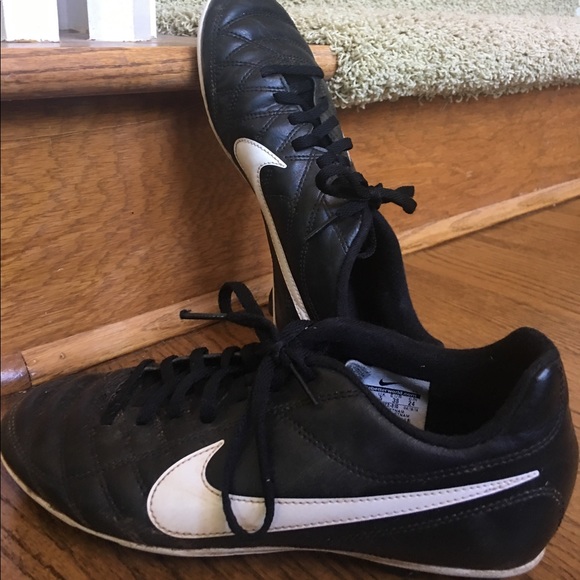 (Sold)Boys' Nike Soccer Cleats - Picture 2 of 4