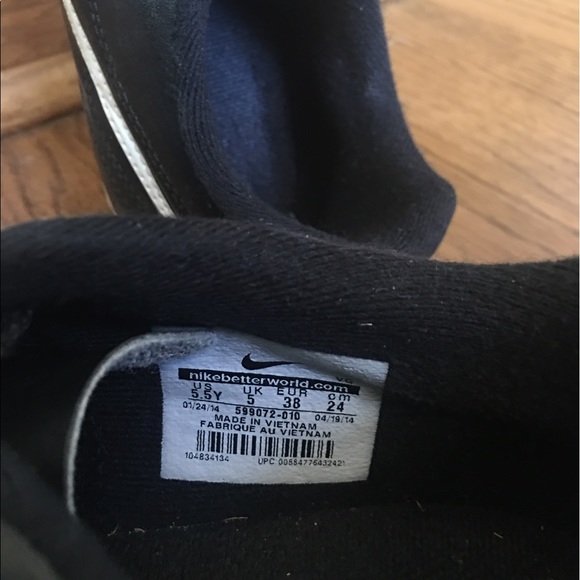 (Sold)Boys' Nike Soccer Cleats - Picture 3 of 4