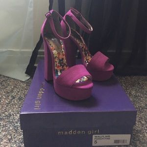 Brand new with box Madden girl wallflower size 5