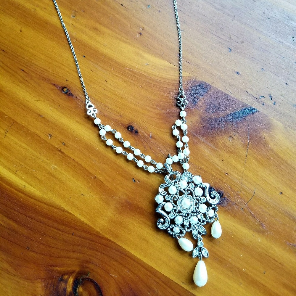 Faux Pearl and rhinestone antique-looking necklace