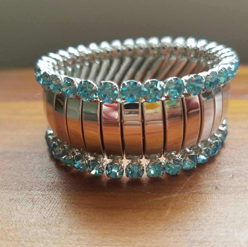 Stretch silver and blue stone bangle faux NWOT