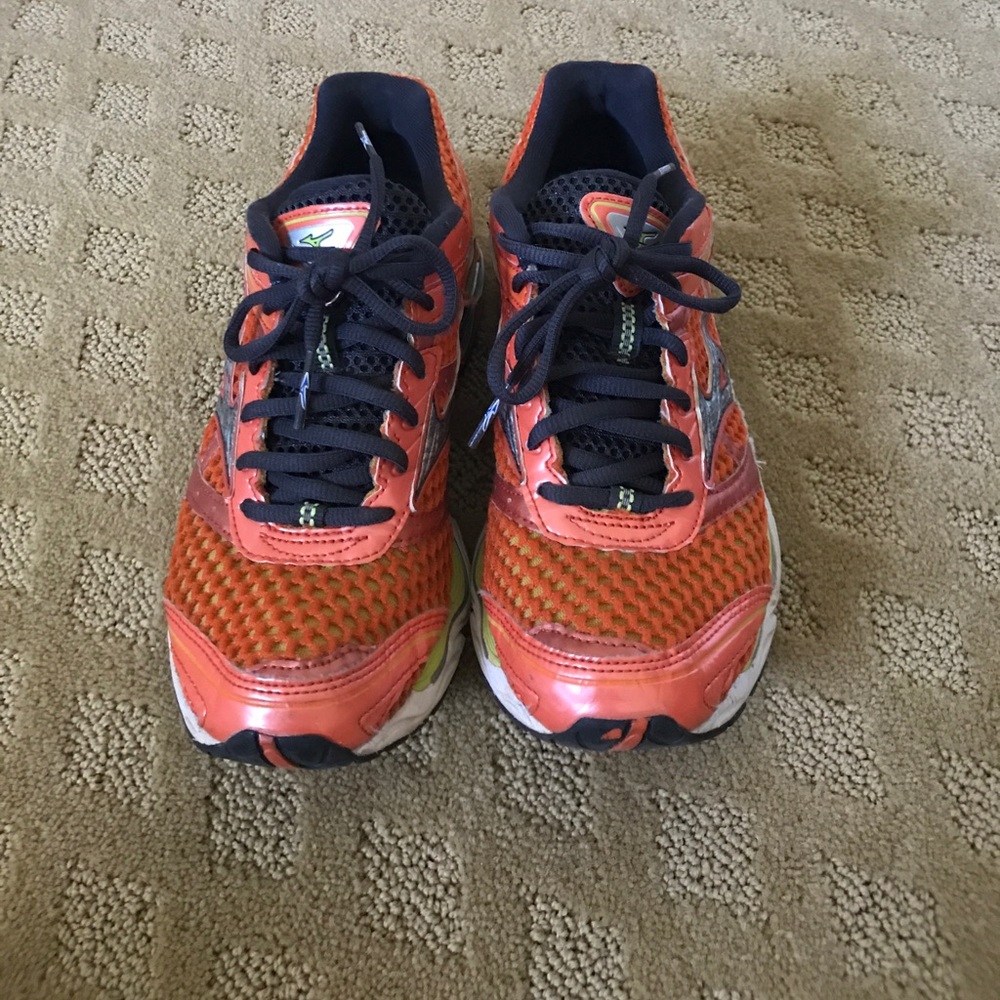 MIZUNO tennis shoes!