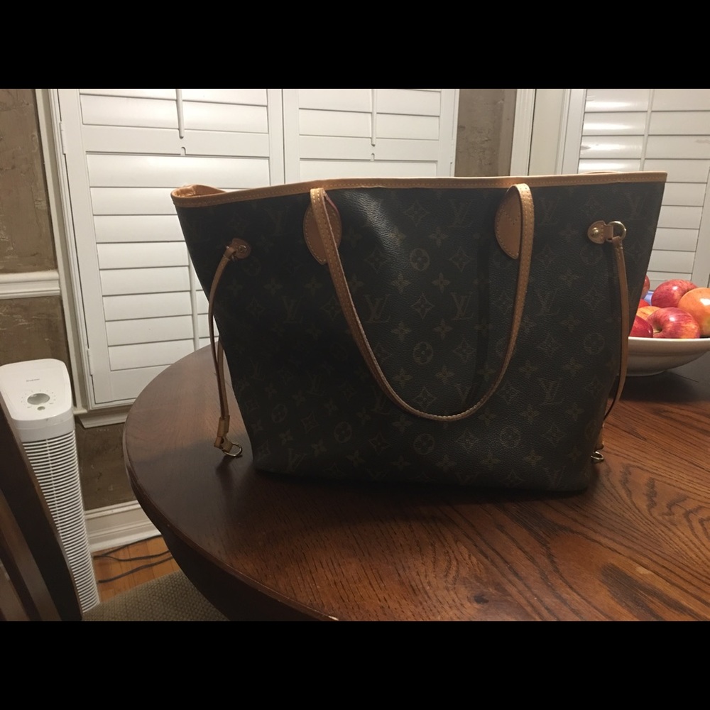 100% authentic Louis Vuitton tote purse.