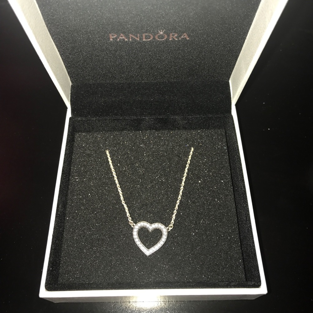 Pandora heart shaped necklace. EXCELLENT CONDITION