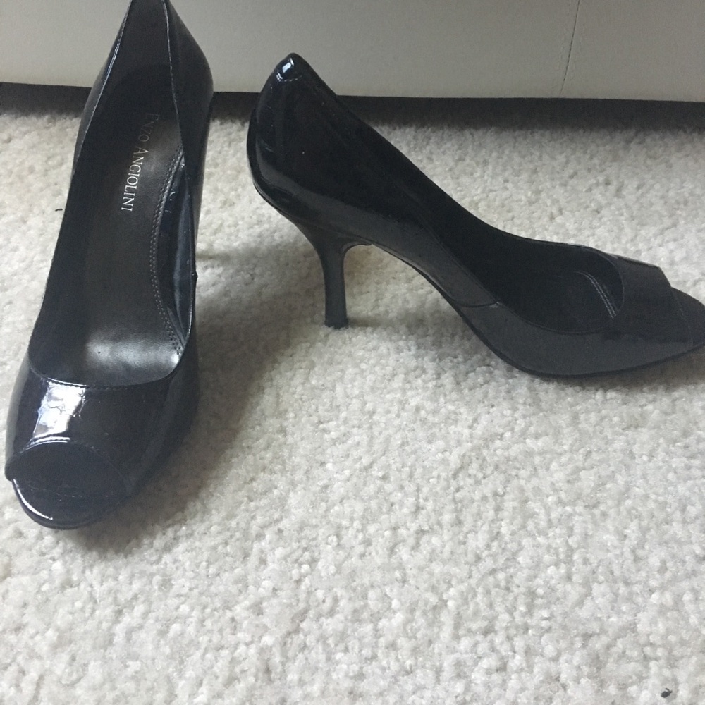 Peep-toe pump