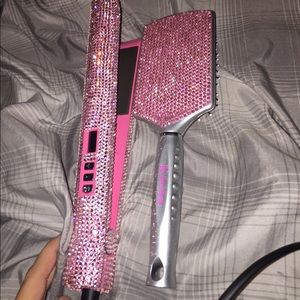 matching hair straightner & brush.