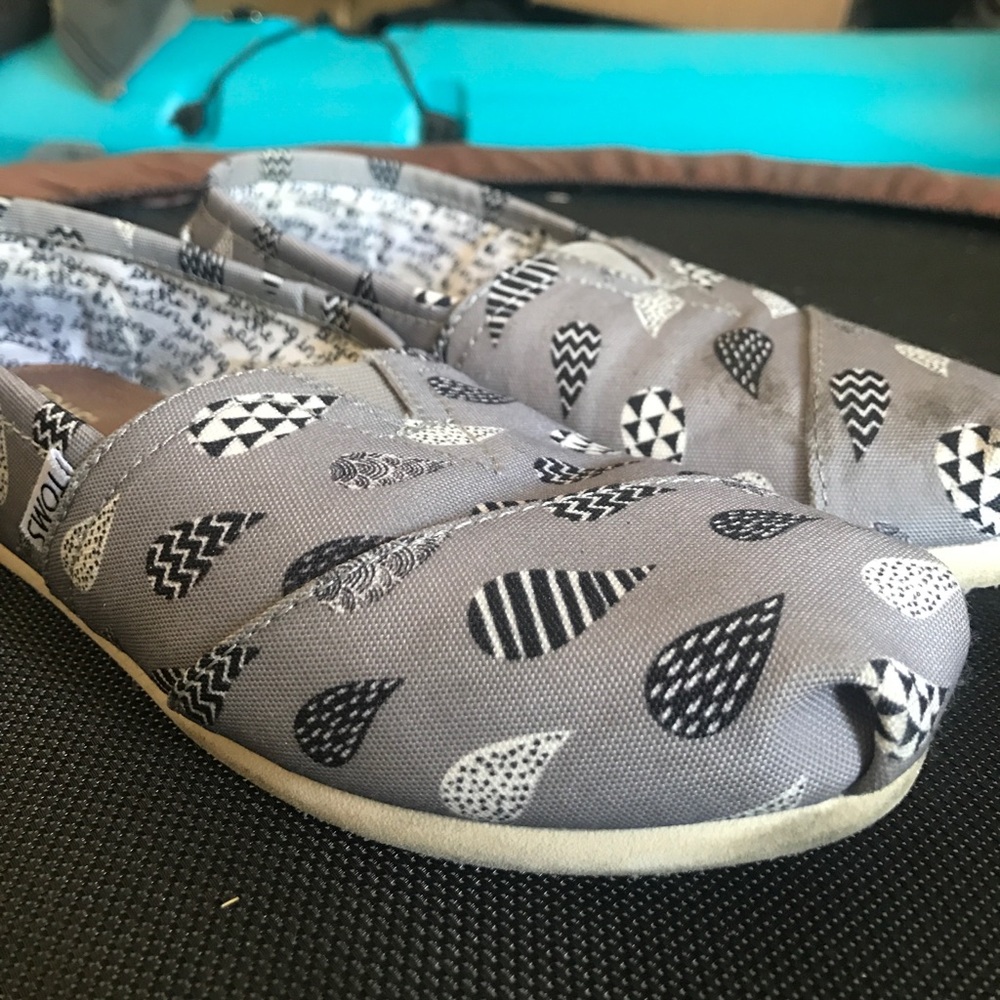 Raindrop TOMS shoes sz6.5 RARE!