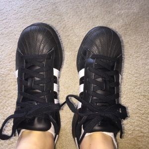 Adidas superstars in black