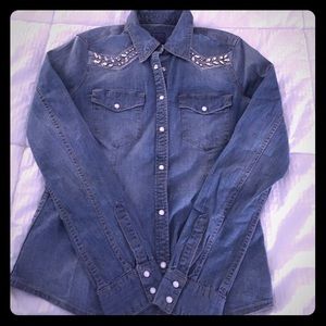 Guess light washed denim shirt with details