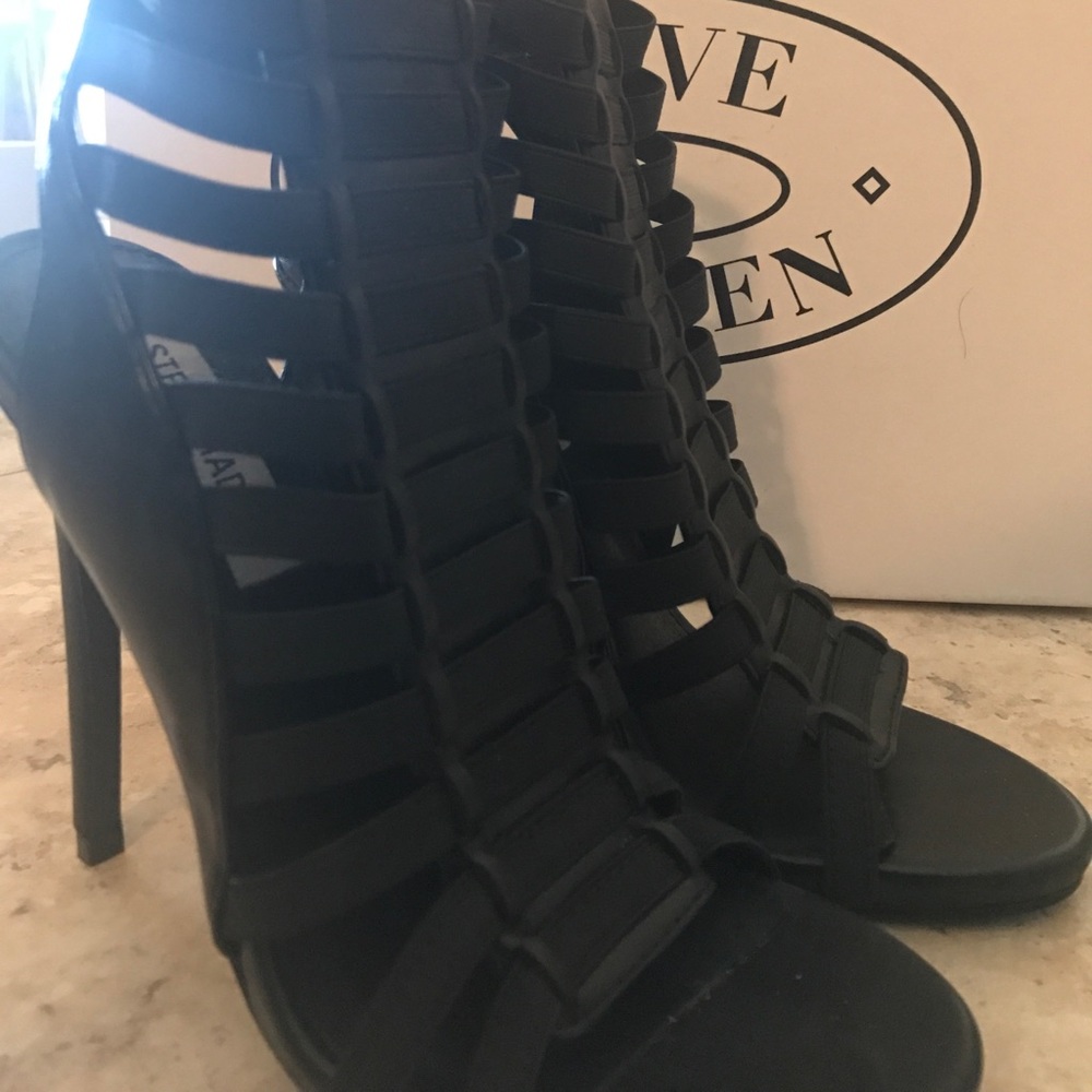 Black Steve Madden Stretche size 6.5