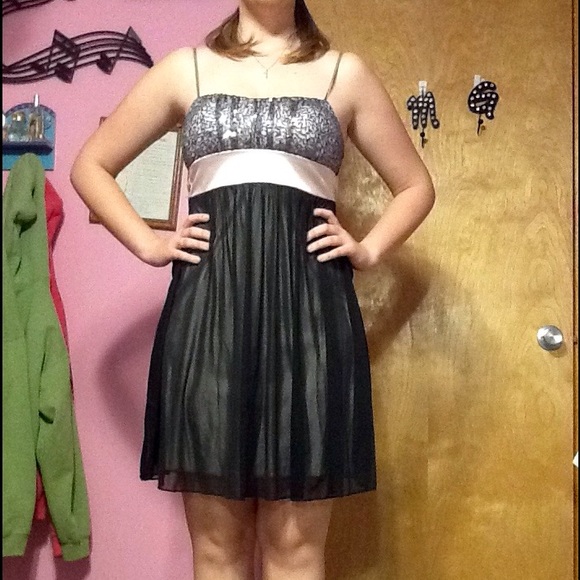 Dress - Picture 2 of 4