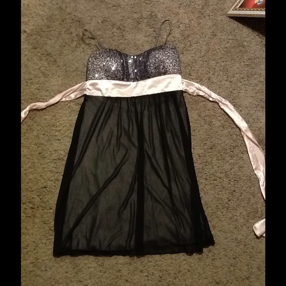 Dress - Picture 4 of 4