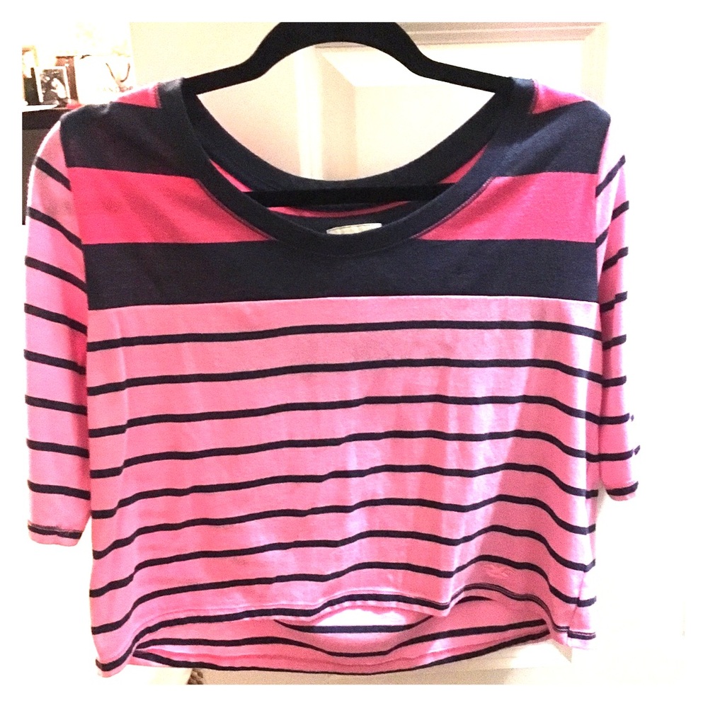 Loose hollister top, just covers your tummy