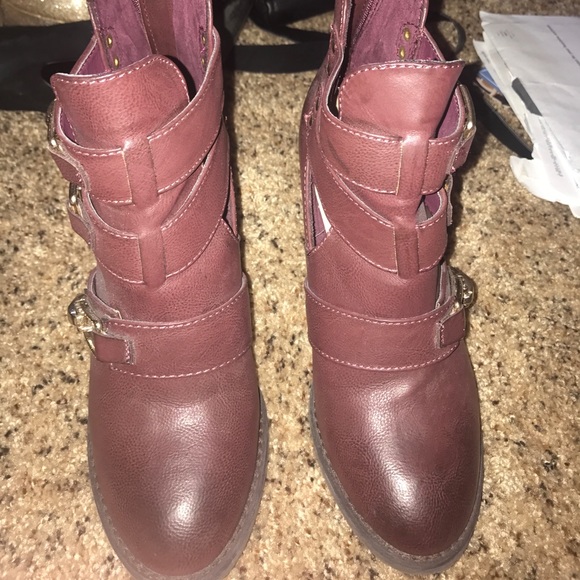 MAROON JUST FAB BOOTIES - Picture 2 of 4