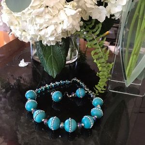 Necklace whir earrings