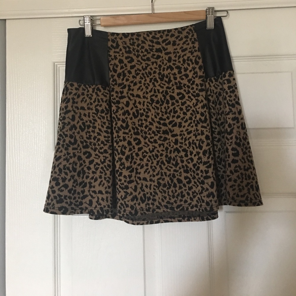💕Leopard print skirt with faux leather detailing