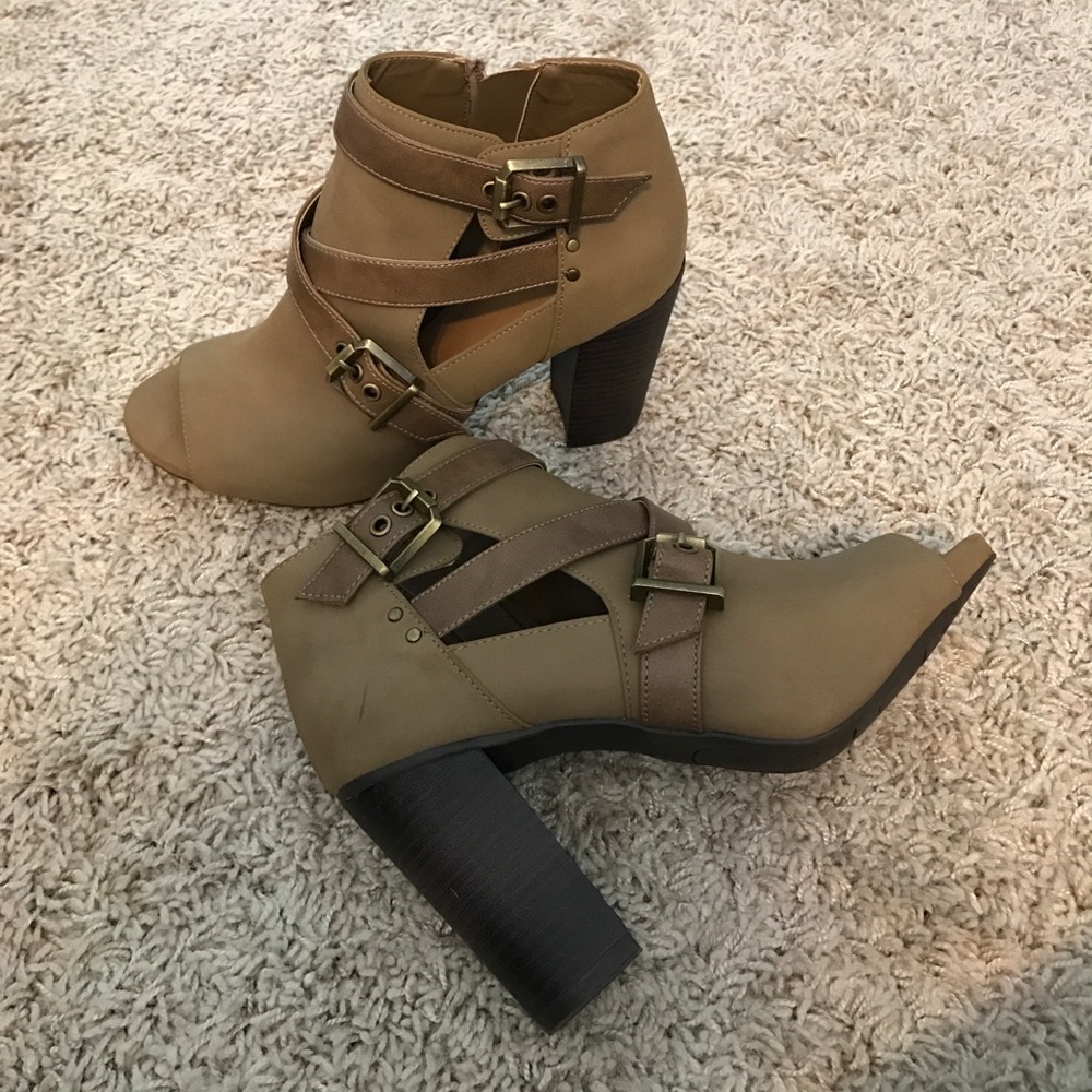 Peep toe Booties 7.5