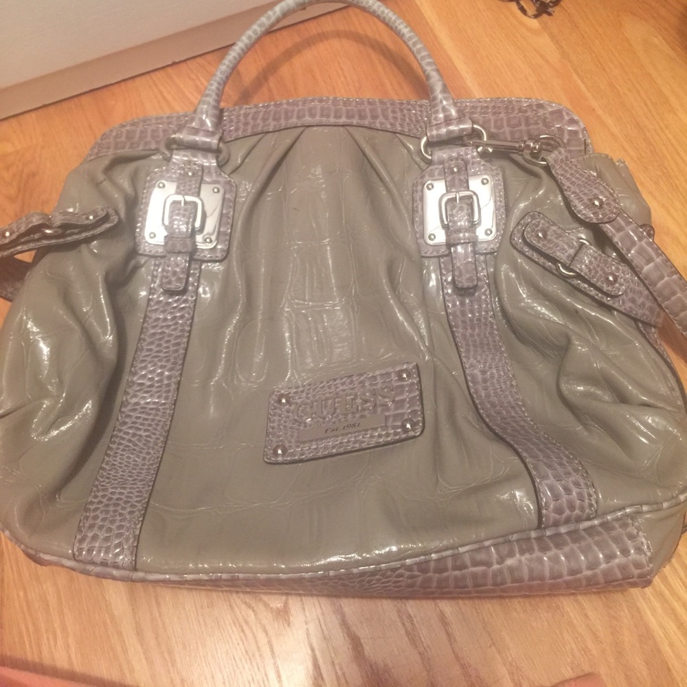 Guess tote