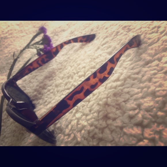 Turtle color/pattern sunnies🌞 - Picture 3 of 4