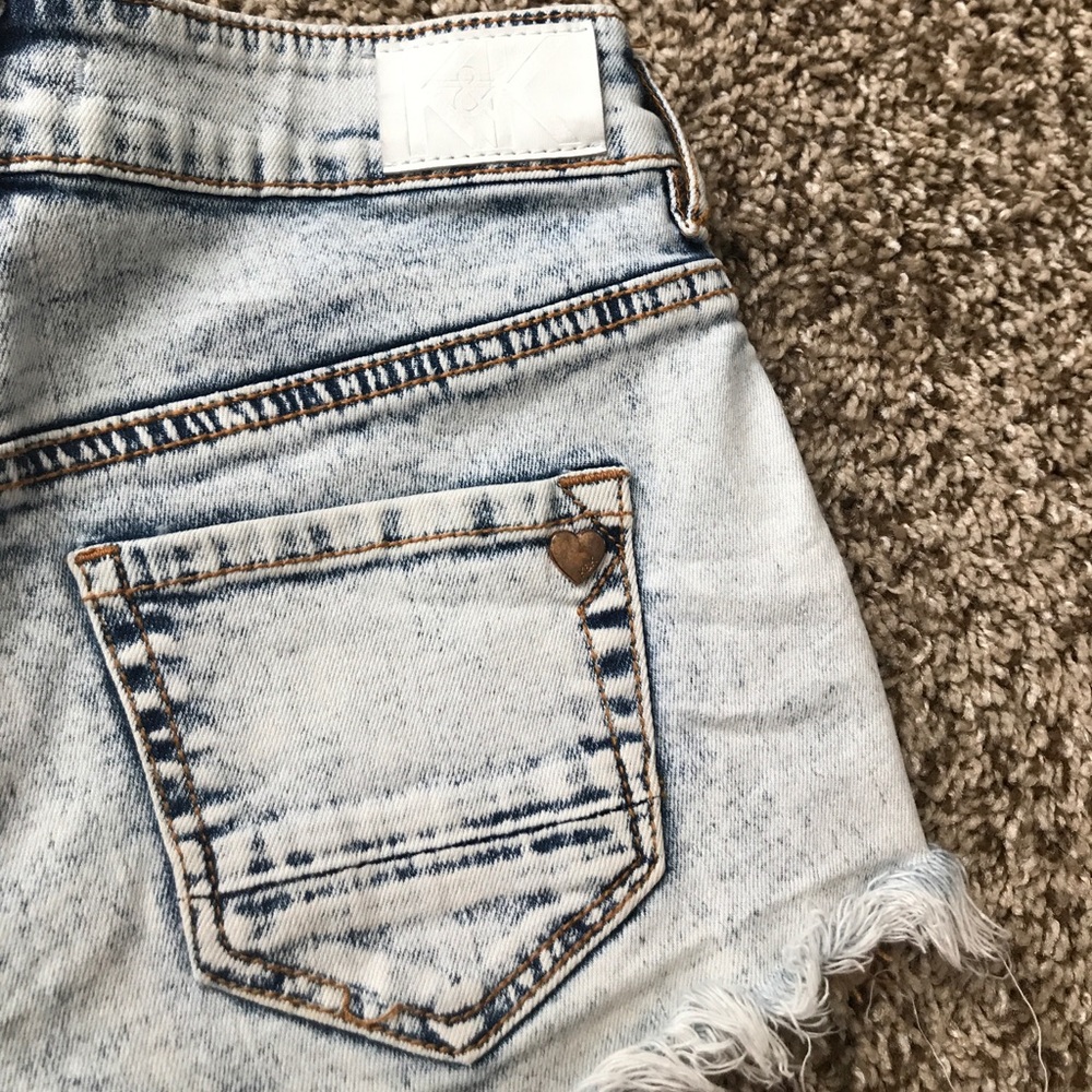 🌻KENDALL & KYLIE HIGH-RISE Shorts - Picture 2 of 8