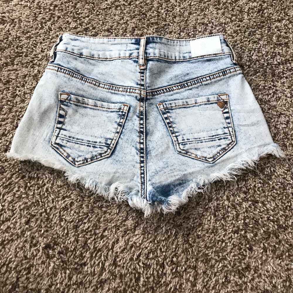 🌻KENDALL & KYLIE HIGH-RISE Shorts - Picture 3 of 8