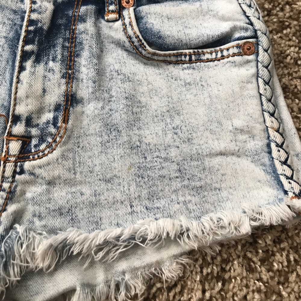 🌻KENDALL & KYLIE HIGH-RISE Shorts - Picture 5 of 8