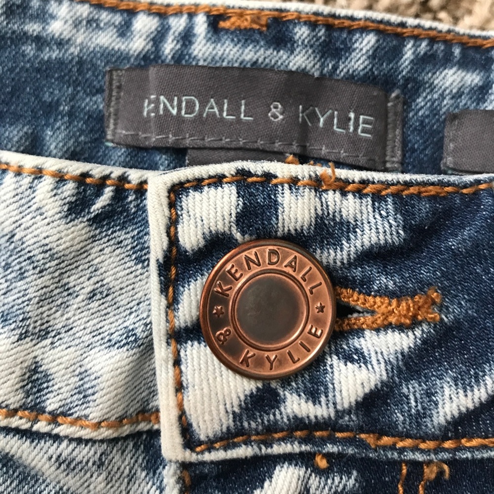 🌻KENDALL & KYLIE HIGH-RISE Shorts - Picture 7 of 8