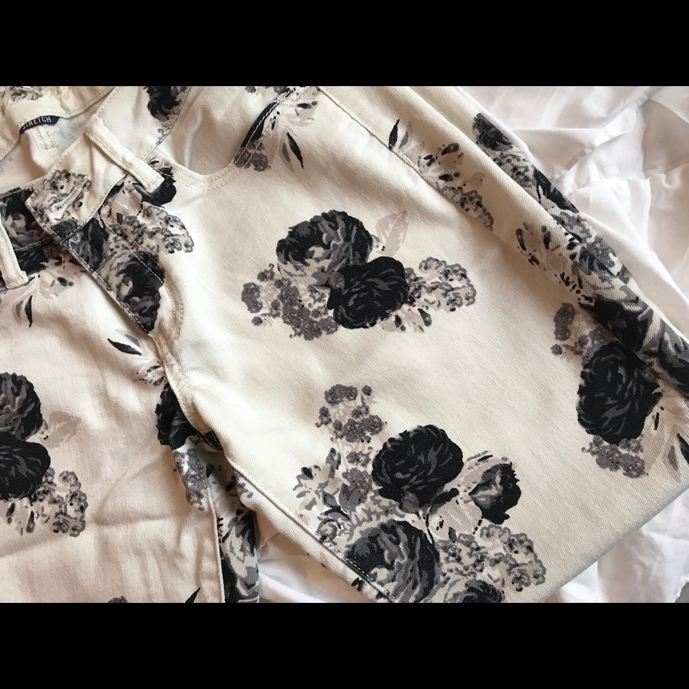 Floral printed white stretch jegging