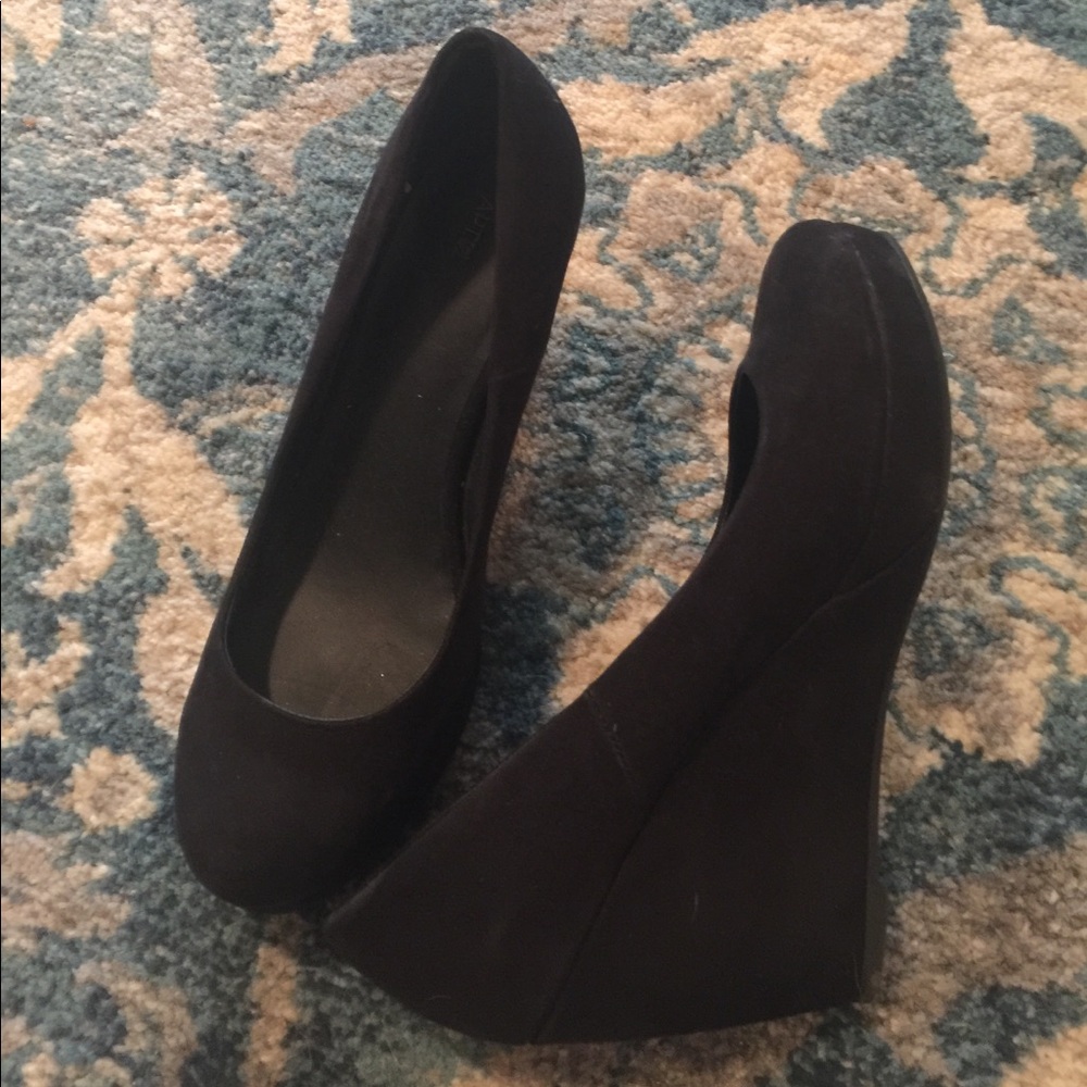Black wedges