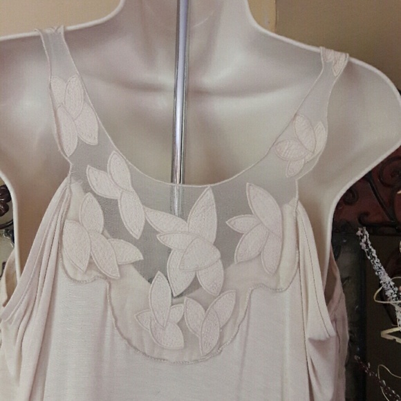 Beautiful top..lovely floral designs - Picture 3 of 3