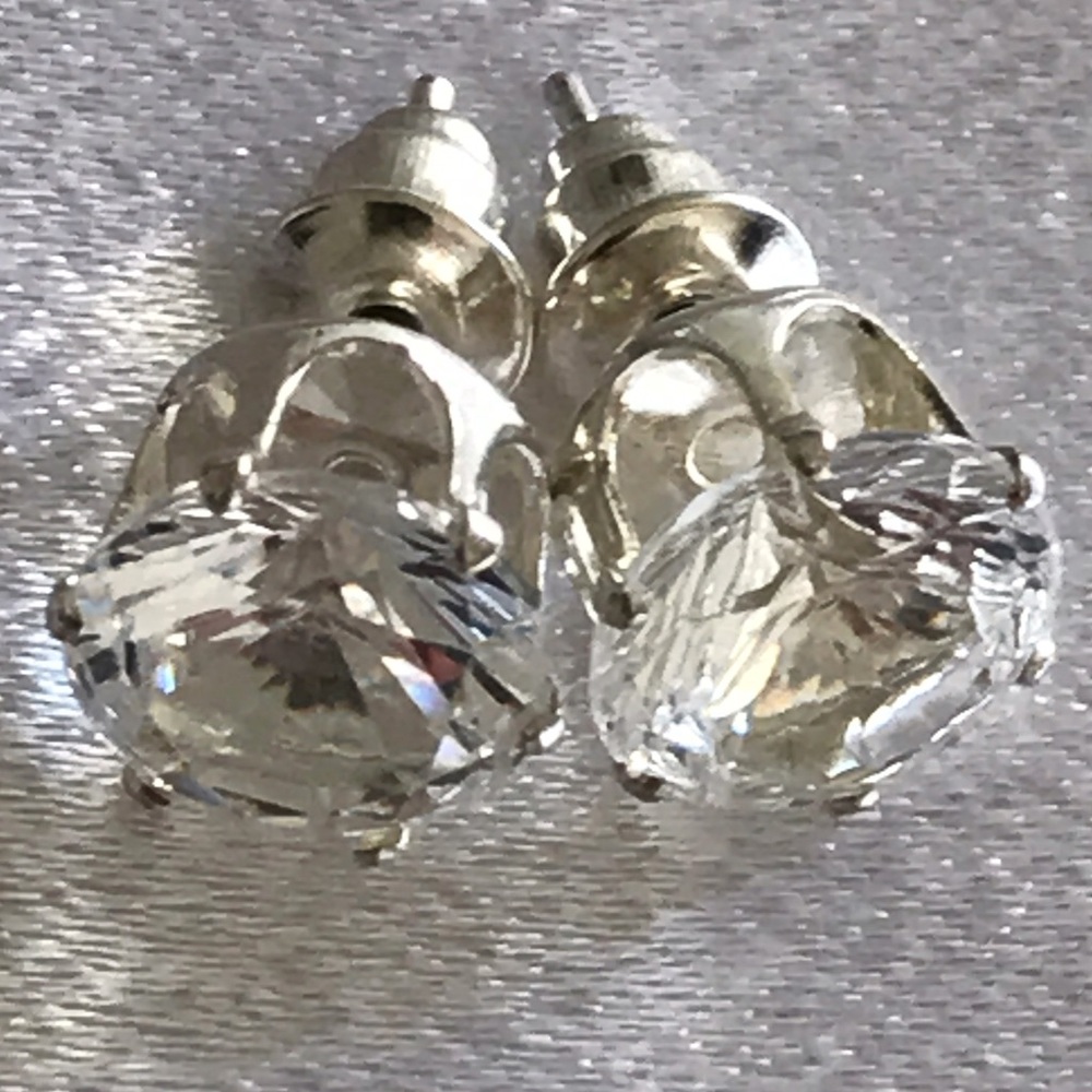 White zircon earrings silver plates.