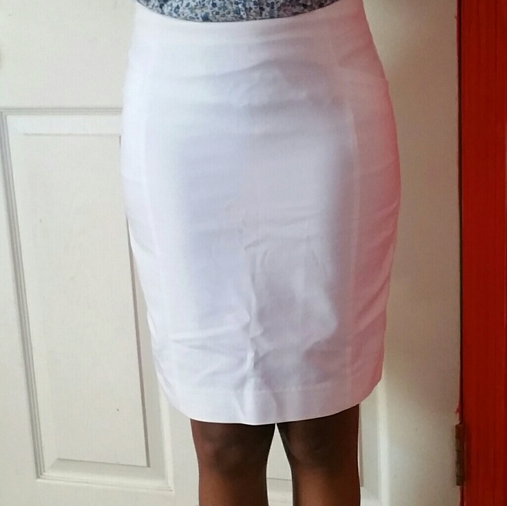 Pure white mini skirt with side pockets.