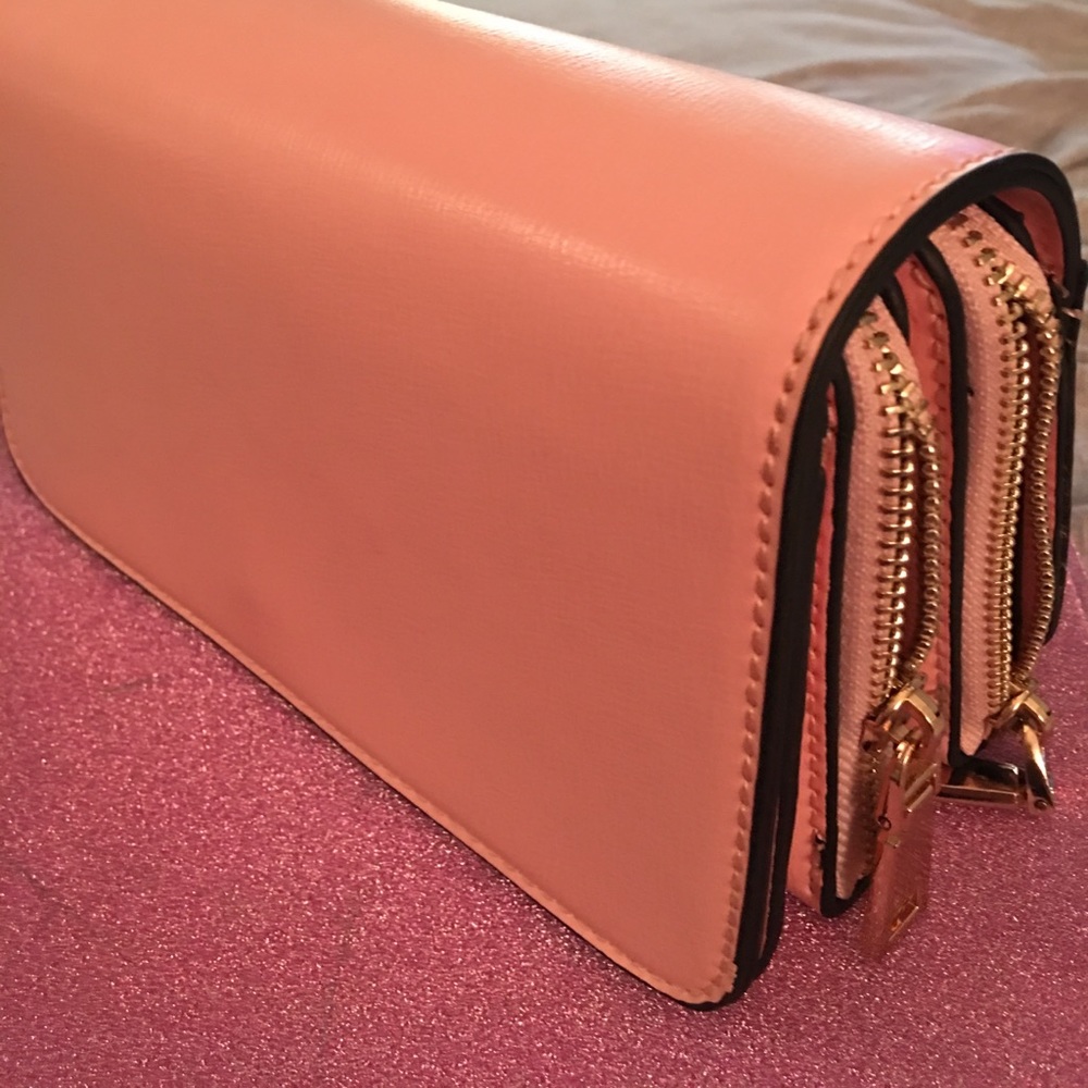 Isabelle Vegan baby pink clutch.